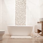 Conheça as vantagens do porcelanato no banheiro: veja 3 motivos para escolher por esse revestimento - Foto: Freepik