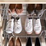 Veja como organizar os sapatos: ganhe espaço e não os deixe mais espalhados