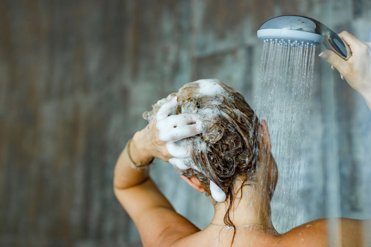 Top 3 shampoos hidratantes: esses lavam seu cabelo sem ressecar nem danificar, troque hoje mesmo! - Reprodução Canva