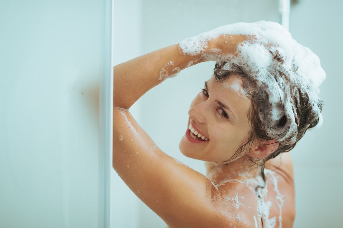 Top 3 shampoos hidratantes: esses lavam seu cabelo sem ressecar nem danificar, troque hoje mesmo! - Reprodução Canva