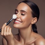 5 dicas de automaquiagem para quem não sabe se maquiar: confira passo a passo - Reprodução Canva