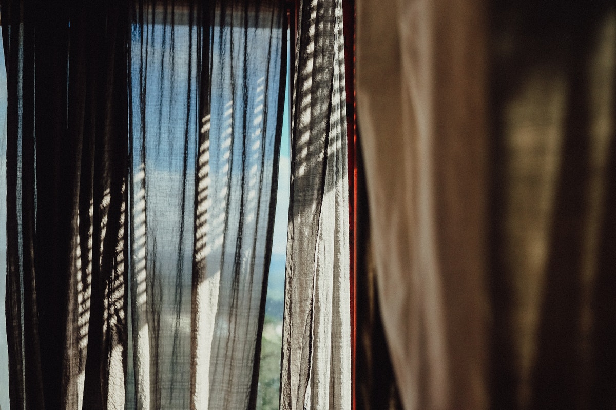 Confira como lavar cortina blackout em casa sem esforço, veja como é fácil - Foto: Pexels