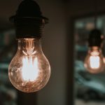 Consumo de energia das lâmpadas: descubra se deixá-las acesas faz muita diferença (Reprodução: Pexels)