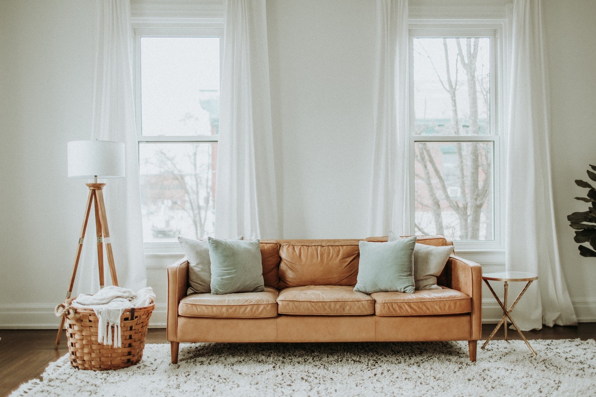 Aprenda a limpar o sofá com essa misturinha caseira, barata e fácil de fazer