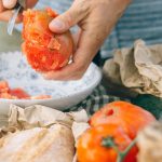 Aprenda a fazer conserva de tomate e surpreenda positivamente na hora do aperitivo (Reprdoução: Pexels)
