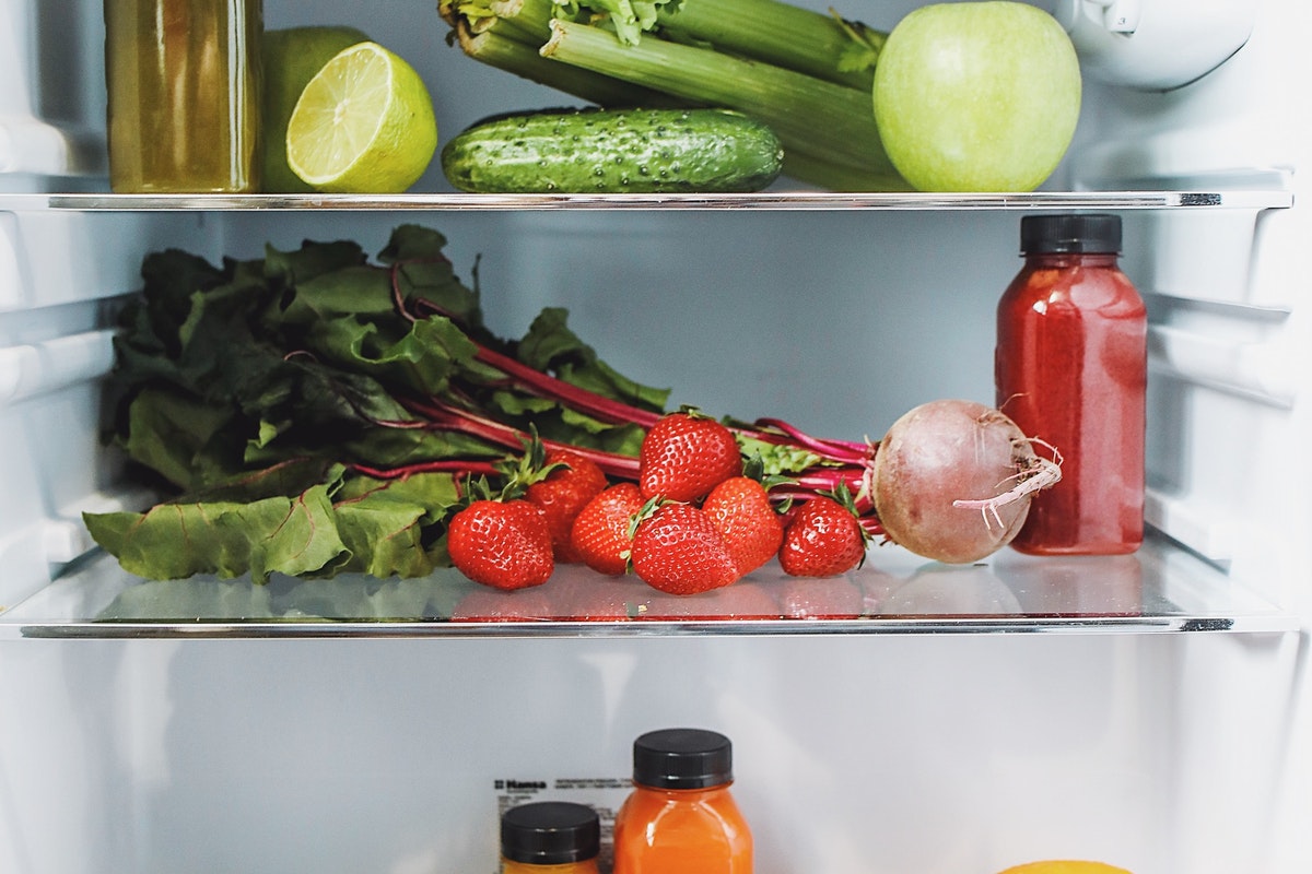 Precisa de mais espaço? Confira essas excelentes dicas para organizar geladeira pequena (Imagem: Pexels)