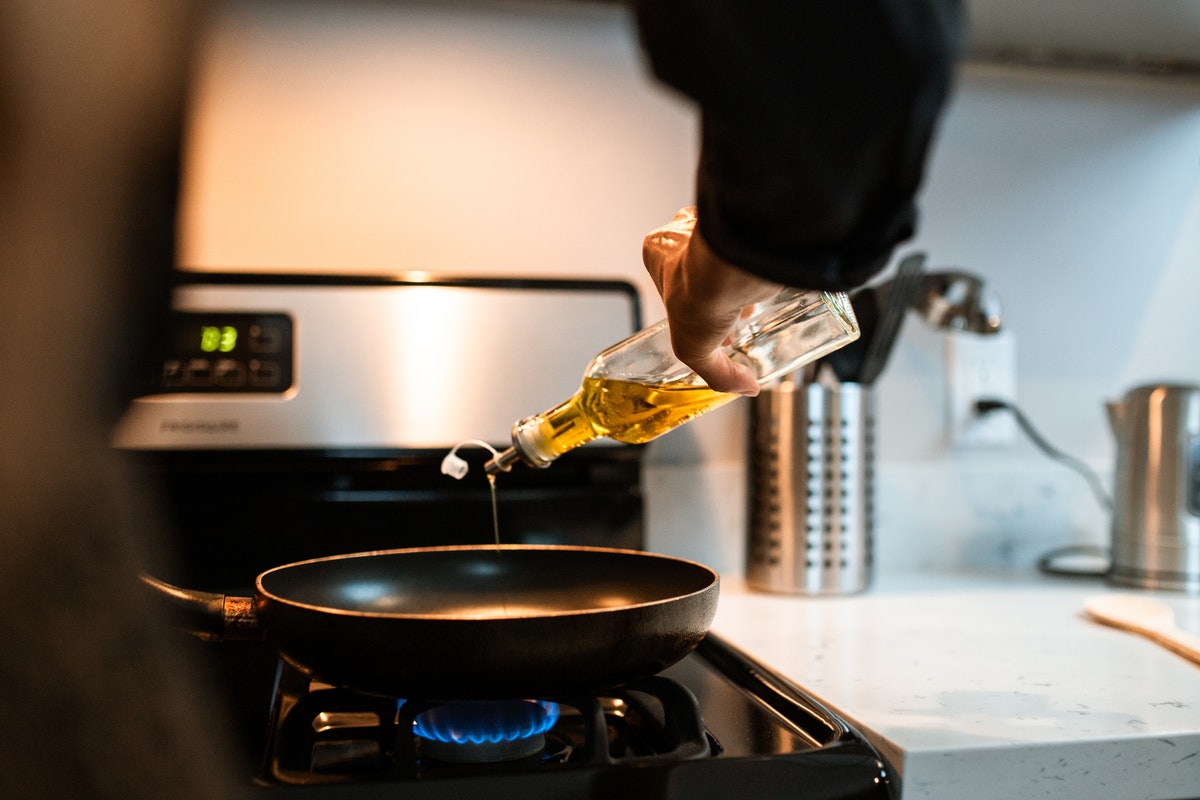 Como descartar óleo de cozinha de maneira correta; faça da forma certa, o meio ambiente agradece - Foto: Pexels