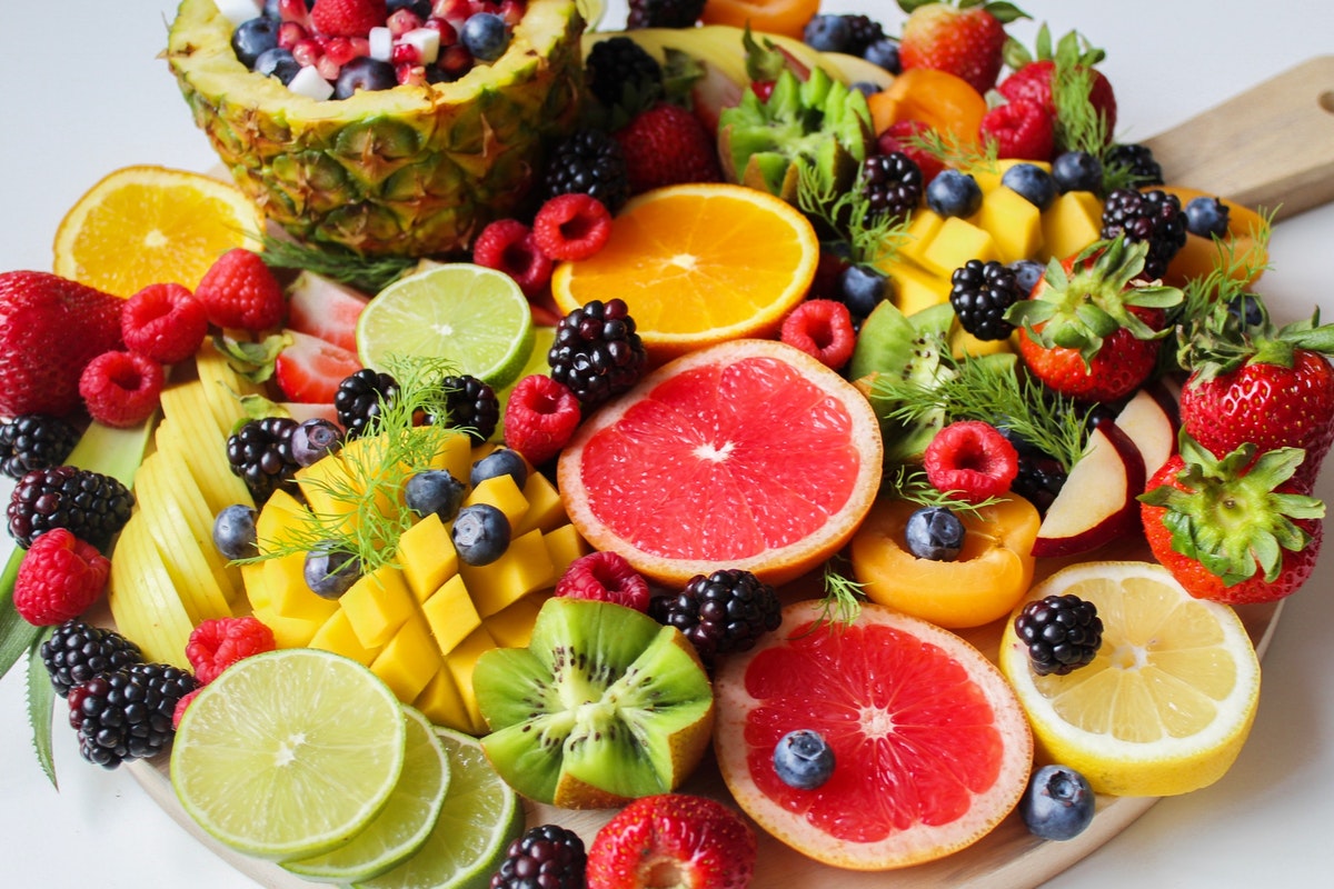 Confira 5 ótimas frutas para reidratar após um dia de praia; aproveite com saúde (Imagem: Pexels)