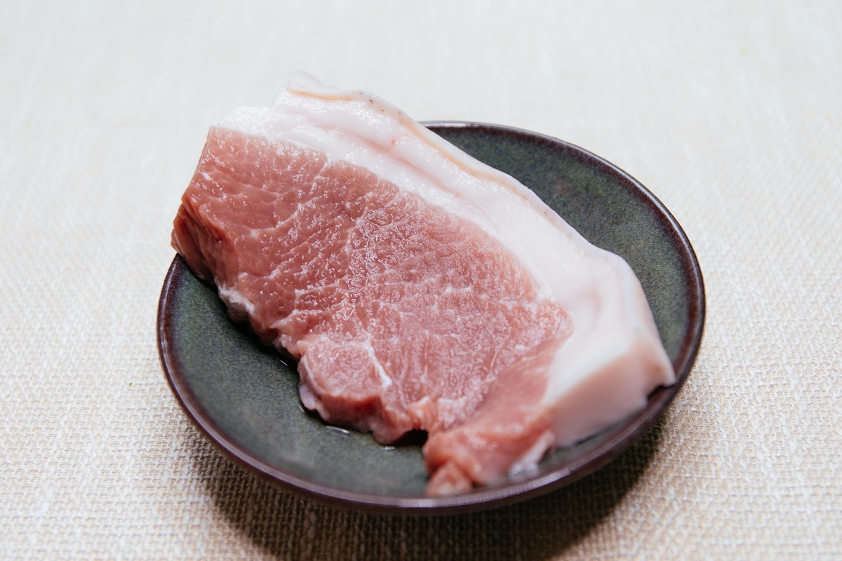Aprenda a descongelar carne vermelha: veja esse passo a passo para não perder sabor e nutrientes (Imagem: Pexels)