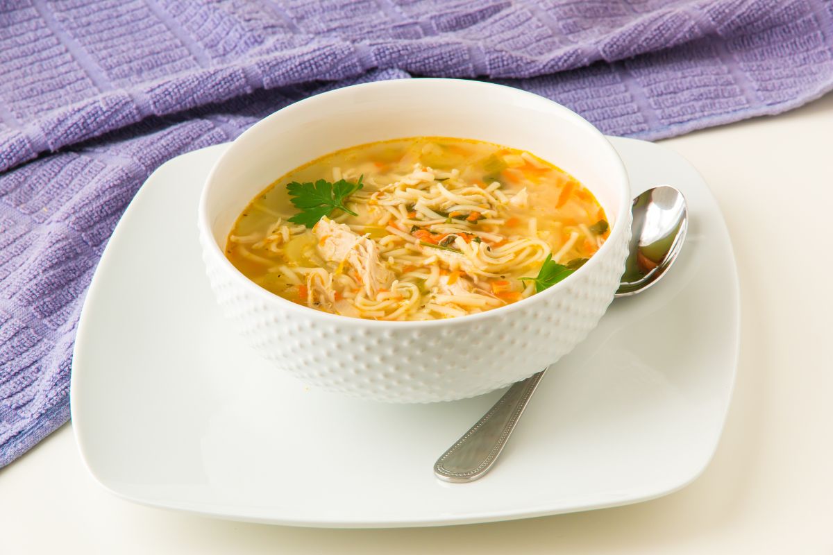 Como fazer uma sopa de Miojo com batata e carne? Receita fácil, rápida e deliciosa! - Fonte: Canva