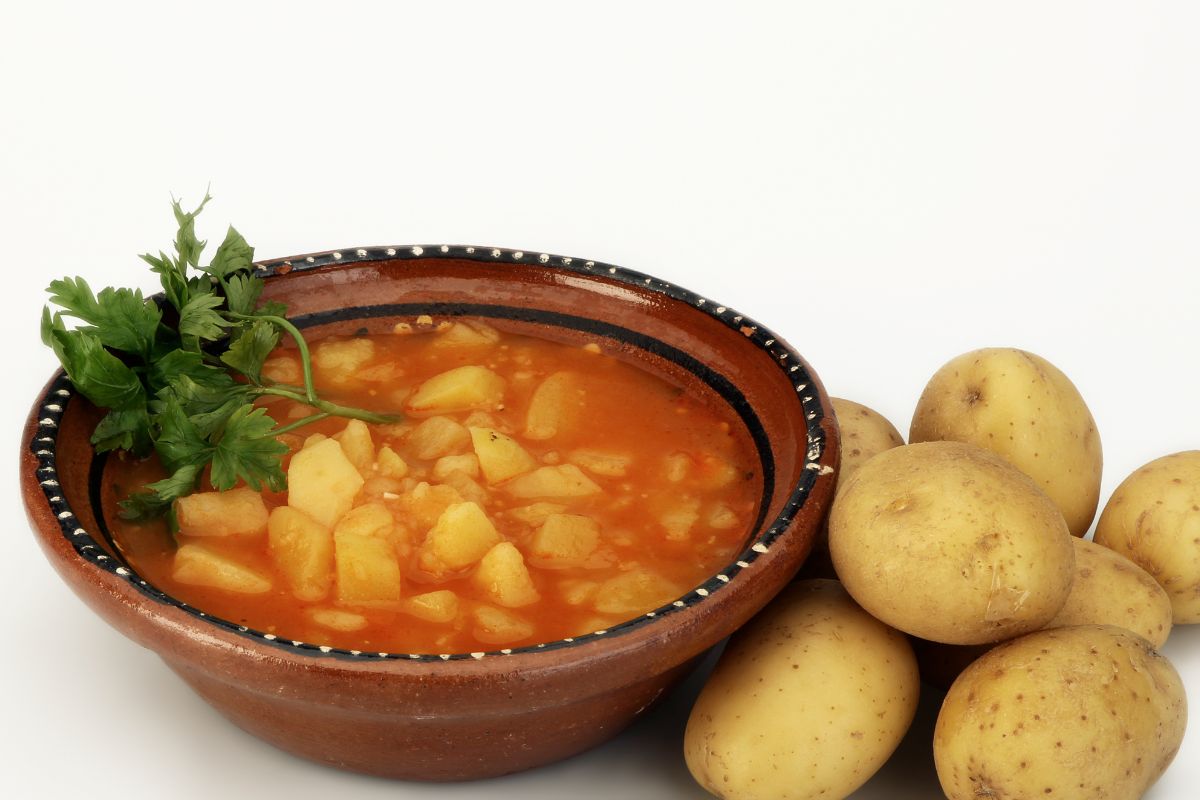 Como fazer uma sopa de Miojo com batata e carne? Receita fácil, rápida e deliciosa! - Fonte: Canva