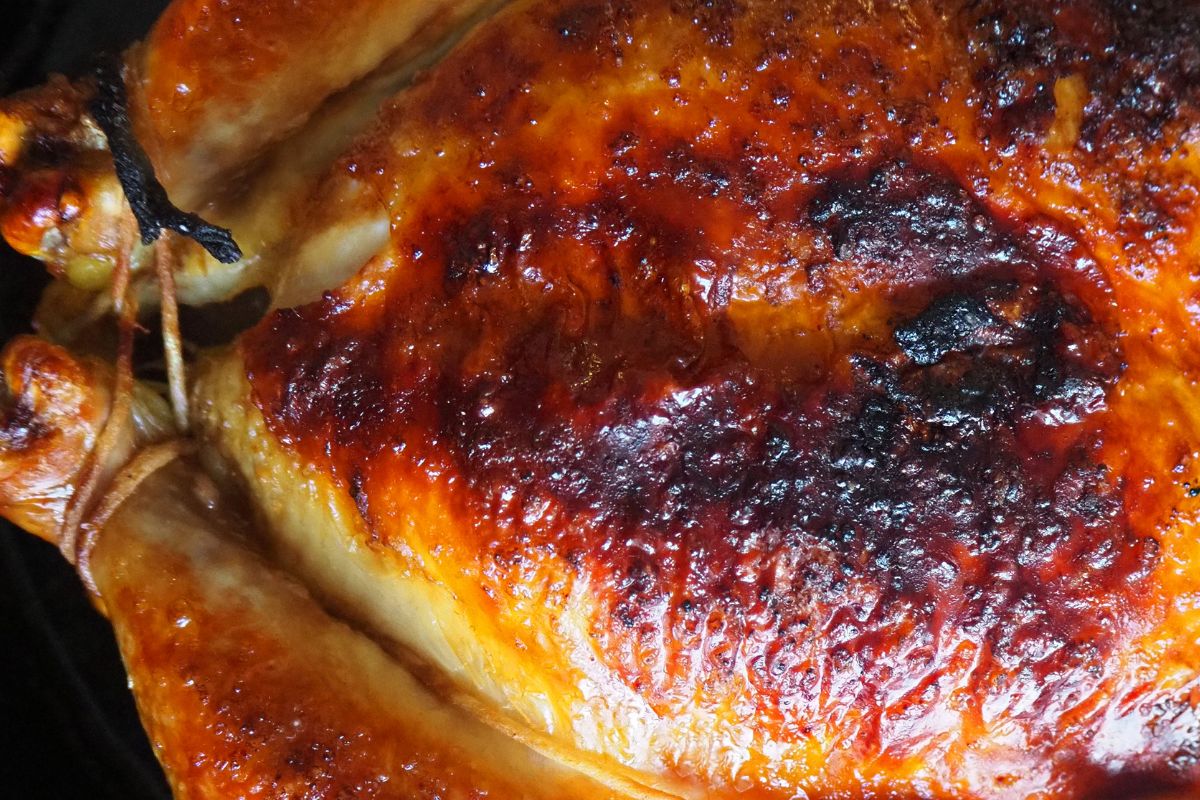 Como temperar e assar frango inteiro no forno? Fazendo assim é mais fácil! - Foto Canva Pró