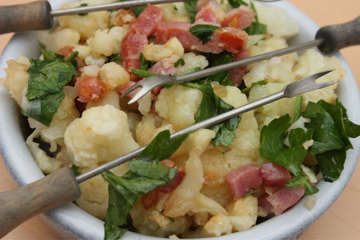 Salada de couve-flor com bacon: receita deliciosa e rápido de preparar, veja agora!