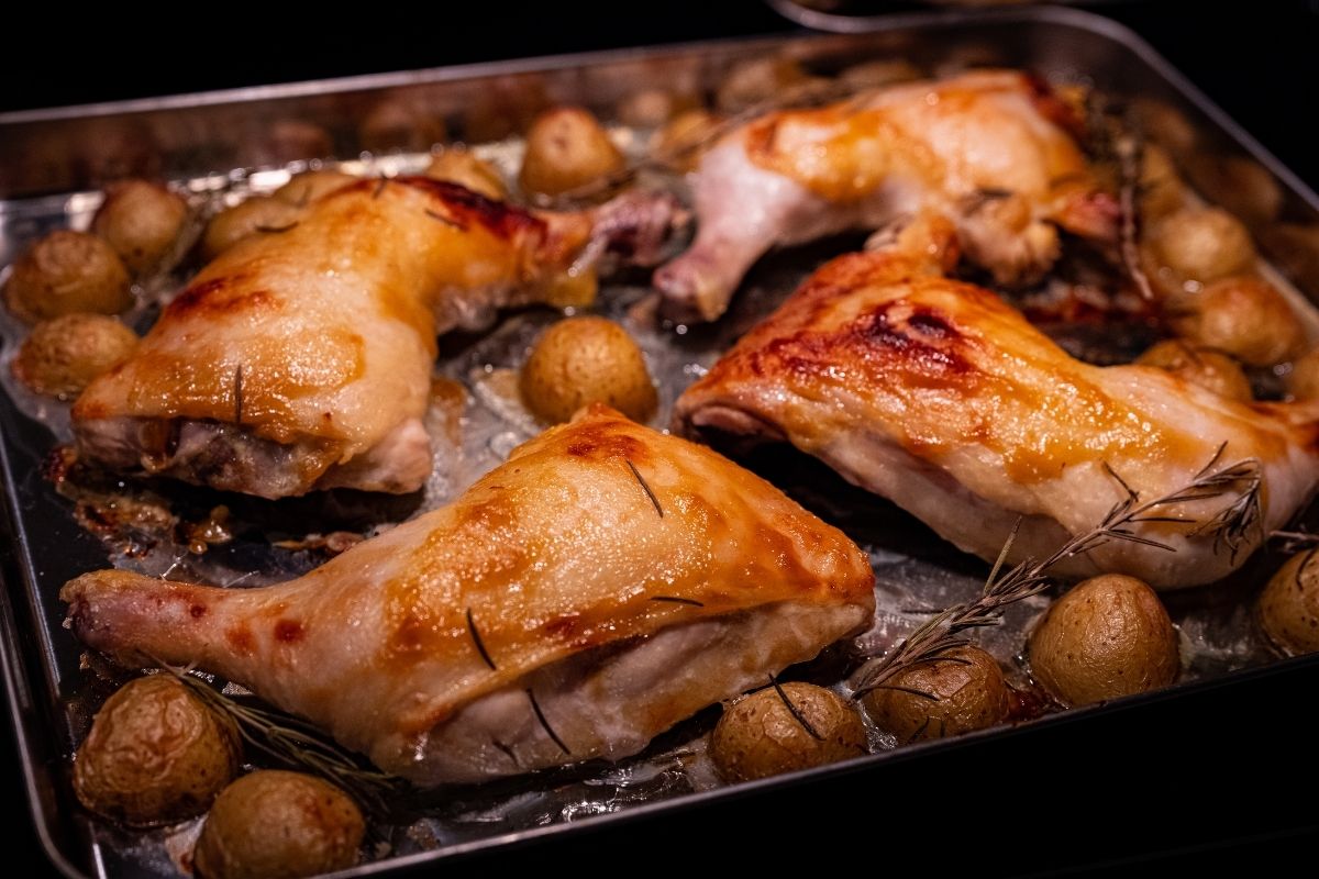 Como fazer coxa e sobrecoxa de frango assada? Aprenda a fazer no forno em poucos minutos. Foto: Canva