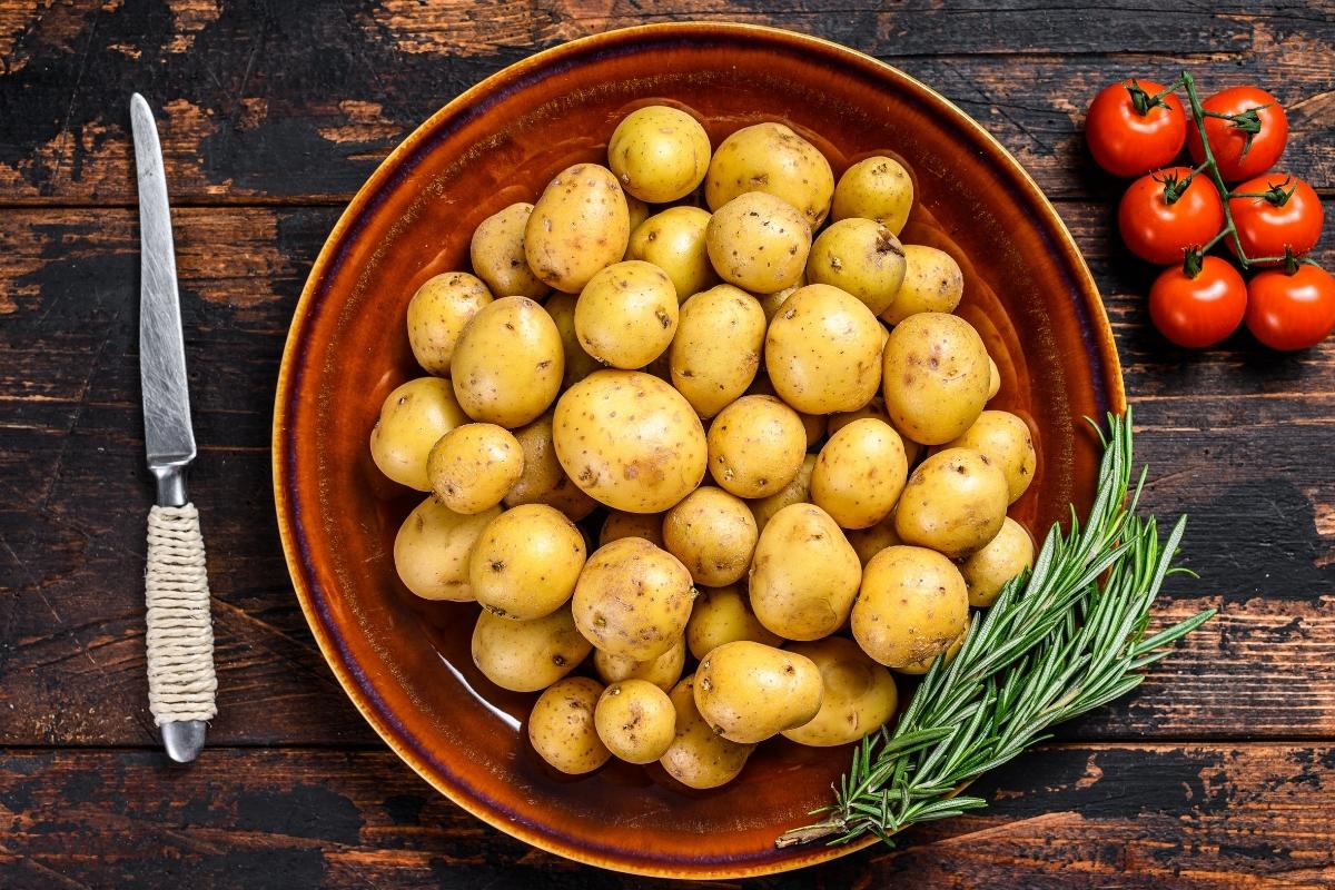 Aprenda a fazer mini batatas ao vinagrete Reprodução: Canva