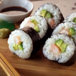 Como fazer sushi em casa de forma fácil? Com essas dicas fica bem recheado e fácil de fazer! Foto: Canva