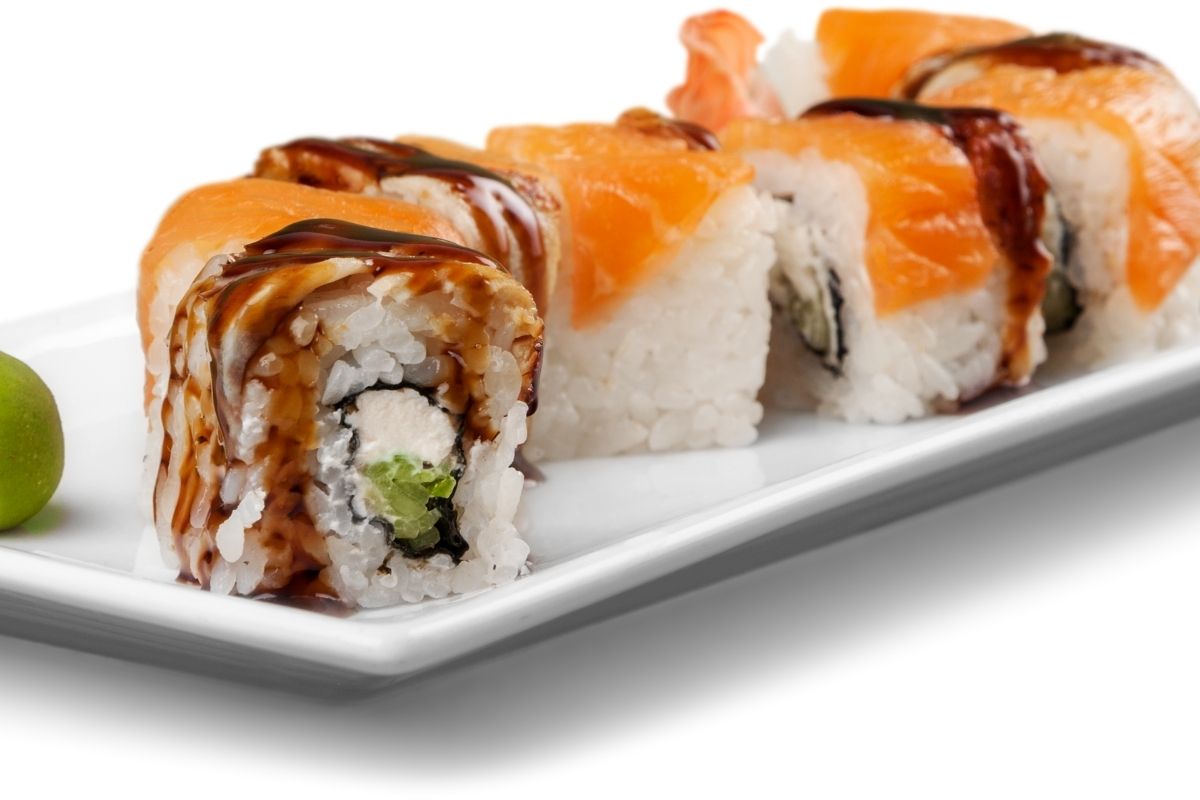 Como fazer sushi em casa de forma fácil? Com essas dicas fica bem recheado e fácil de fazer! Foto: Canva