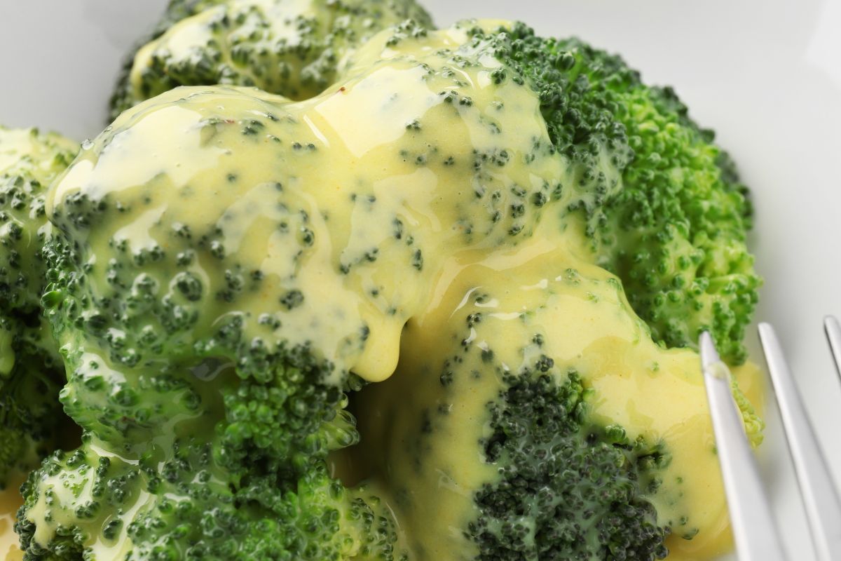 Brócolis ao molho de queijo: receita prática e deliciosa muito fácil de fazer/ 