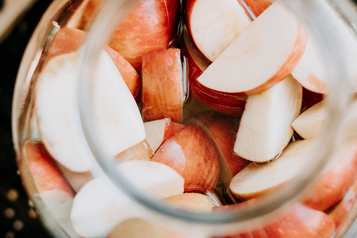 Fazer vinagre caseiro de maçã ficou mais fácil com esse passo a passo que preparamos; confira (Imagem: Pexels)